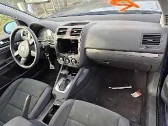 Volkswagen Golf 1.6 FSi picture 5