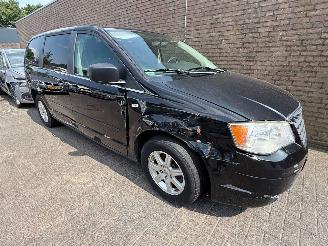 krockskadad bil auto Chrysler Grand-voyager 120 kW (163 PK)  2768 cc. 2010/1