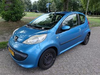 Damaged car Peugeot 107 50 kW (68 PK)  998 cc. 2006/8
