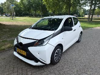 krockskadad bil auto Toyota Aygo 51 kW (69 PK)  998 cc. 2016/2