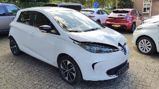 damaged passenger cars Renault Zoé + 41kW KOOPACCU 27000 km !! Intens 2018/11
