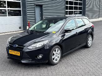 Schadeauto Ford Focus 1.0 Ti-VCT EcoBoost 12V 125 Combi/o  Benzine 998cc 92kW (125pk) 2013/6