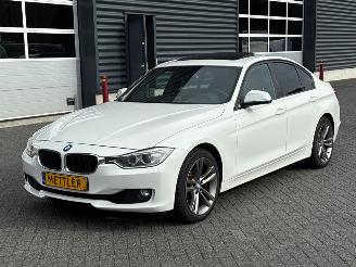 uszkodzony samochody osobowe BMW 3-serie 320i 2.0 16V Sedan 4Dr Benzine 1.997cc 135kW (184pk) RWD 2012/4