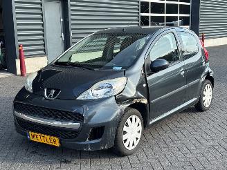 uszkodzony samochody osobowe Peugeot 107 1.0 12V Hatchback  Benzine 998cc 50kW (68pk) FWD 2010/5