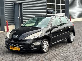 Vaurioauto  passenger cars Peugeot 206+ 1.4 XS Hatchback  Benzine 1.360cc 54kW (73pk) FWD 2011/2