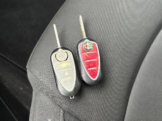 Alfa Romeo MiTo 1.3 JTDm 16V Eco Hatchback  Diesel 1.248cc 62kW (84pk) FWD picture 16