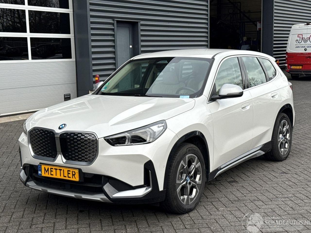 BMW iX1 XDrive30 67 kWh, camera, navigatie, trekhaak