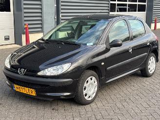 Voiture accidenté Peugeot 206 1.4 XR,XS,XT,Gentry Hatchback  Benzine 1.360cc 55kW (75pk) FWD 2007/4
