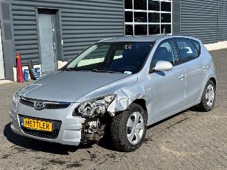 skadebil auto Hyundai I-30 1.4 CVVT 16V Hatchback  Benzine 1.396cc 80kW (109pk) FWD 2009/1