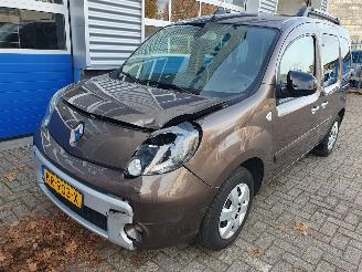Unfallwagen Renault Kangoo Family 1.6-16V Privilège Automaat 2013/4