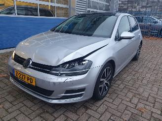 Vaurioauto  passenger cars Volkswagen Golf 1.4 TSI ACT Connected Series 2016/2