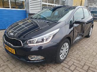 krockskadad bil auto Kia Cee d 1.6 GDI Business Pack 2013/7