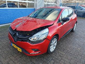 skadebil auto Renault Clio 0.9 TCe Limited 2018/5