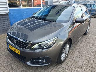 Voiture accidenté Peugeot 308 1.2 PureTech Blue Lease Premium 2019/7