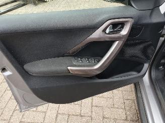 Peugeot 2008 1.2 Puretech Allure picture 12