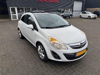 Auto incidentate Opel Corsa 1.4 16v Color Edition airco 2012/3