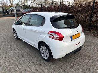 Vaurioauto  passenger cars Peugeot 208 1.2  Automaat  5-drs Nap Envy 2014/1