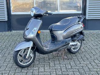 skadebil bromfiets Sym  Fiddle 2 2018/7