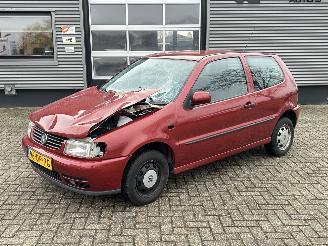krockskadad bil auto Volkswagen Polo 1.6 1999/10