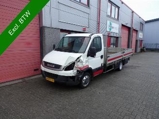 krockskadad bil caravan Iveco Daily 35C15 375 3 zits 425 x 218 x 40 open laadbak 2011/7