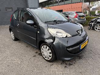 Peugeot 107 1.0-12V XS   AIRCO Hatchback 3-dr. picture 3
