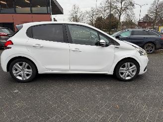 Peugeot 208 1.2 PureTech Signature NAVIGATIE picture 6