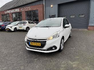 Vaurioauto  passenger cars Peugeot 208 1.2 PureTech Signature NAVIGATIE 2019/6