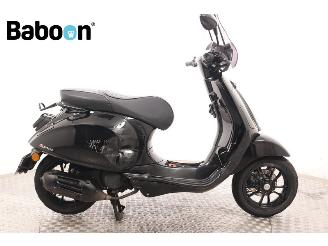 krockskadad bil bromfiets Vespa  Sprint 25KM 2020/5