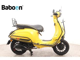 skadebil bromfiets Vespa  Sprint 45KM 2018/2