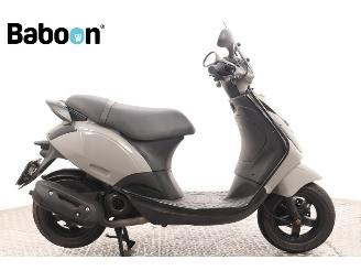 krockskadad bil bromfiets Piaggio  Zip 45KM 2022/3