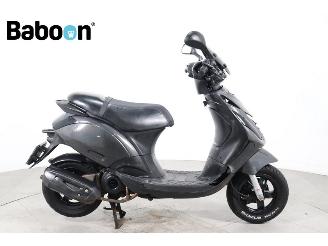 skadebil bromfiets Piaggio  Zip 45KM 2020/10