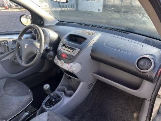 Peugeot 107 1.0-12V Urban Move picture 14