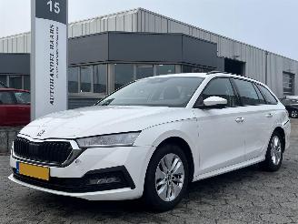 krockskadad bil auto Skoda Octavia Combi 1.0 TSI Ambition 2024/3