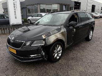 Voiture accidenté Skoda Octavia Combi 1.6 TDI Greentech Ambition 2018/3