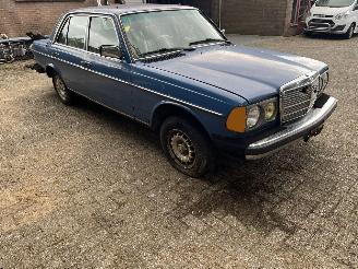 krockskadad bil auto Mercedes 200-300D 300 D.AUTOMAAT   usa import. 1983/4