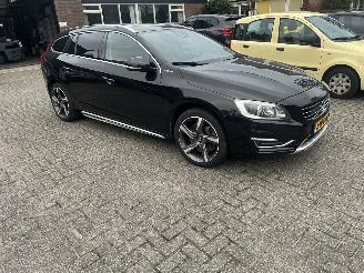 damaged passenger cars Volvo V-60 2.4 D6 AWD Plug-In Hybrid Summum VOLLE AUTO !! 2013/12