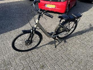 krockskadad bil fiets Stella  Vicenza  elektrisch  damesfiets. 2020/5