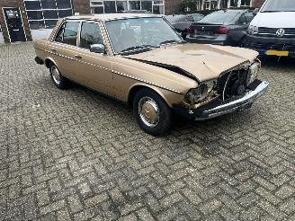 Avarii autoturisme Mercedes 200-serie 240 D. AUTOMAAT AIRCO !! 1982/1