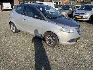 krockskadad bil auto Lancia Ypsilon 0.9 twin air silver line. 2014/8