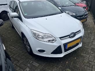 Voiture accidenté Ford Focus Wagon 1.0 EcoBoost Titanium 2014/1