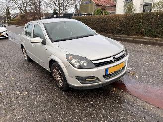 Damaged car Opel Astra 1.6-16V automaat 2005/12