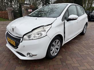 krockskadad bil auto Peugeot 208 1.2 e-VTi Active automaat 2013/11