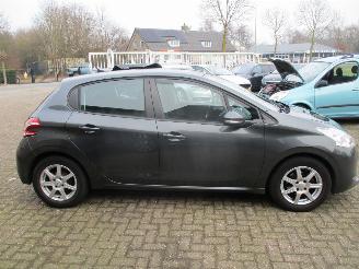 Peugeot 208 1.2 VTi Envy 5drs picture 8