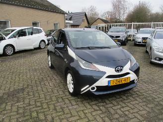 damaged passenger cars Toyota Aygo 1.0 VVT-i x-Play 2015/2