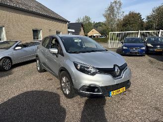 Damaged car Renault Captur 1.2 TCe Expression 2013/9