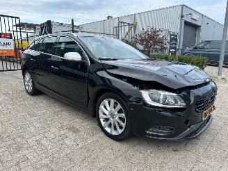 Voiture accidenté Volvo V-60 2.0 T3 Summum 2017/4