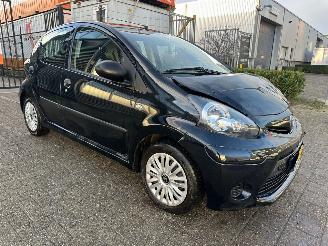 krockskadad bil auto Toyota Aygo 1.0 VVT-i Now 2015/2