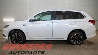 Mitsubishi Outlander Outlander (GF/GG), SUV, 2012 / 2022 2.0 16V PHEV 4x4 picture 2