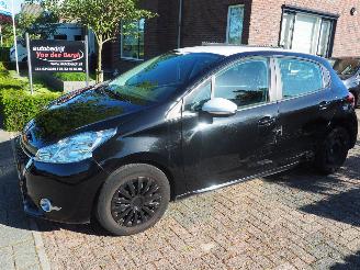 Schadeauto Peugeot 208 1.2 Vti Blue Lease Executive 2014/2