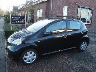 damaged passenger cars Toyota Aygo 1.0-12V Comfort 2010/6